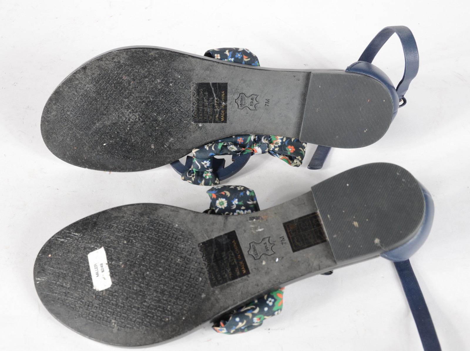 Sandália feminina de couro azul marinho e tecido floral, tamanho 7 M... - foto 4 de 5