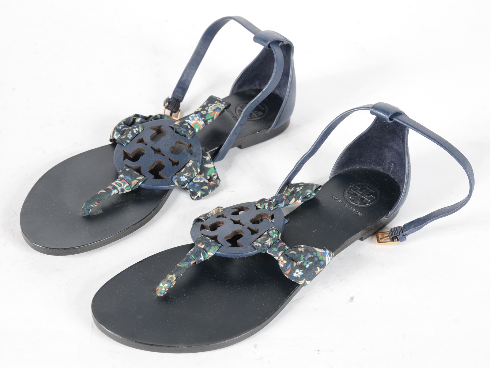 Sandália feminina de couro azul marinho e tecido floral, tamanho 7 M... - foto 1 de 5