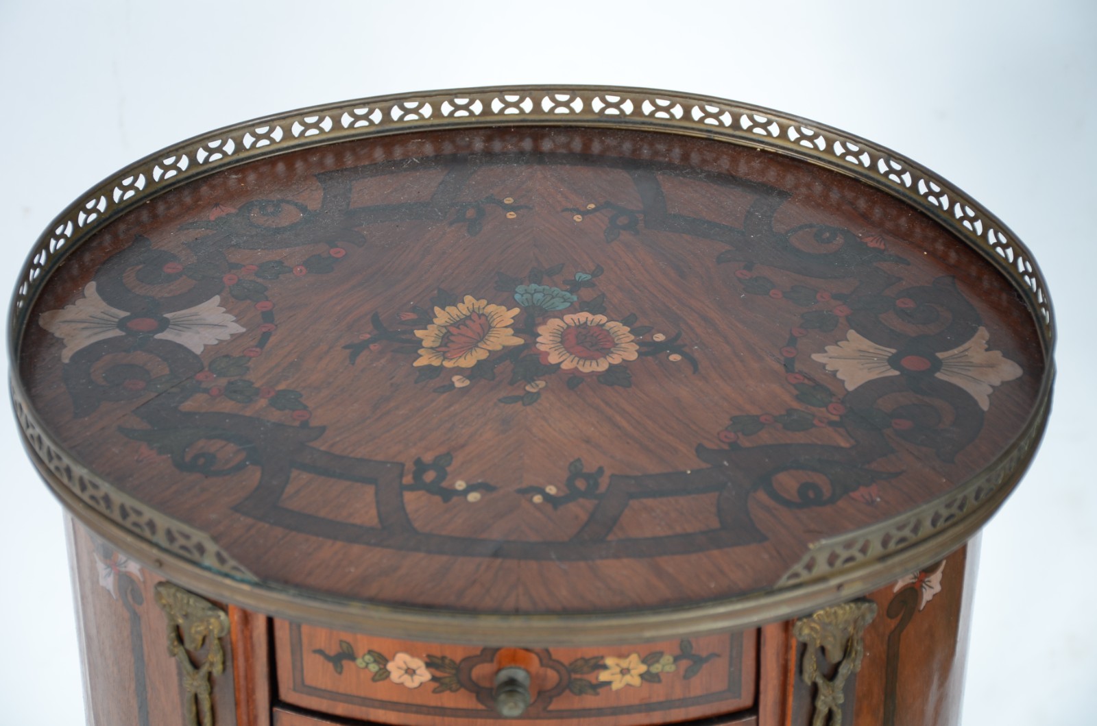 Mesa auxiliar, estilo francês com pinturas com guirlandas florais. - foto 6 de 6