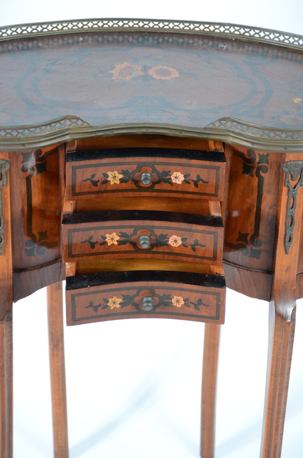 Mesa auxiliar, estilo francês com pinturas com guirlandas douradas. - foto 4 de 7