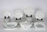 Aparelho de jantar de porcelana com flores em p... - Aparelho de jantar de porcelana com flores em policromia, composto  de: 12 pratos rasos, 12 pratos fundos, 12 pratos de sobremesa e 5 peças de s...