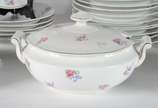 Aparelho de jantar de porcelana com flores em p... - Aparelho de jantar de porcelana com flores em policromia, composto  de: 12 pratos rasos, 12 pratos fundos, 12 pratos de sobremesa e 5 peças de s...