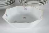 Aparelho de jantar de porcelana com flores em p... - Aparelho de jantar de porcelana com flores em policromia, composto  de: 12 pratos rasos, 12 pratos fundos, 12 pratos de sobremesa e 5 peças de s...