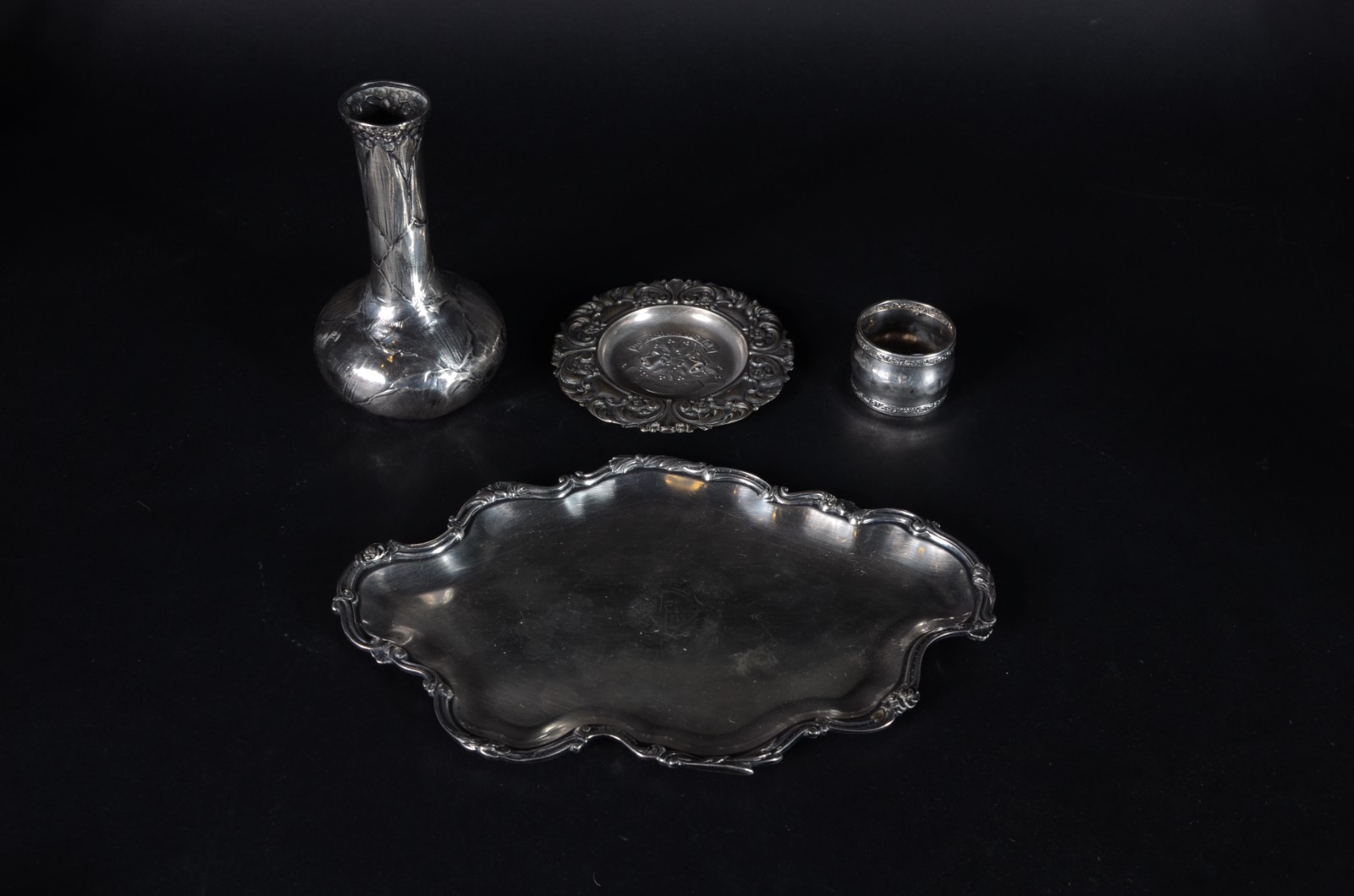 Quatro pequenas peças de prata, sendo: vaso, porta cartões, argola... - foto 1 de 11