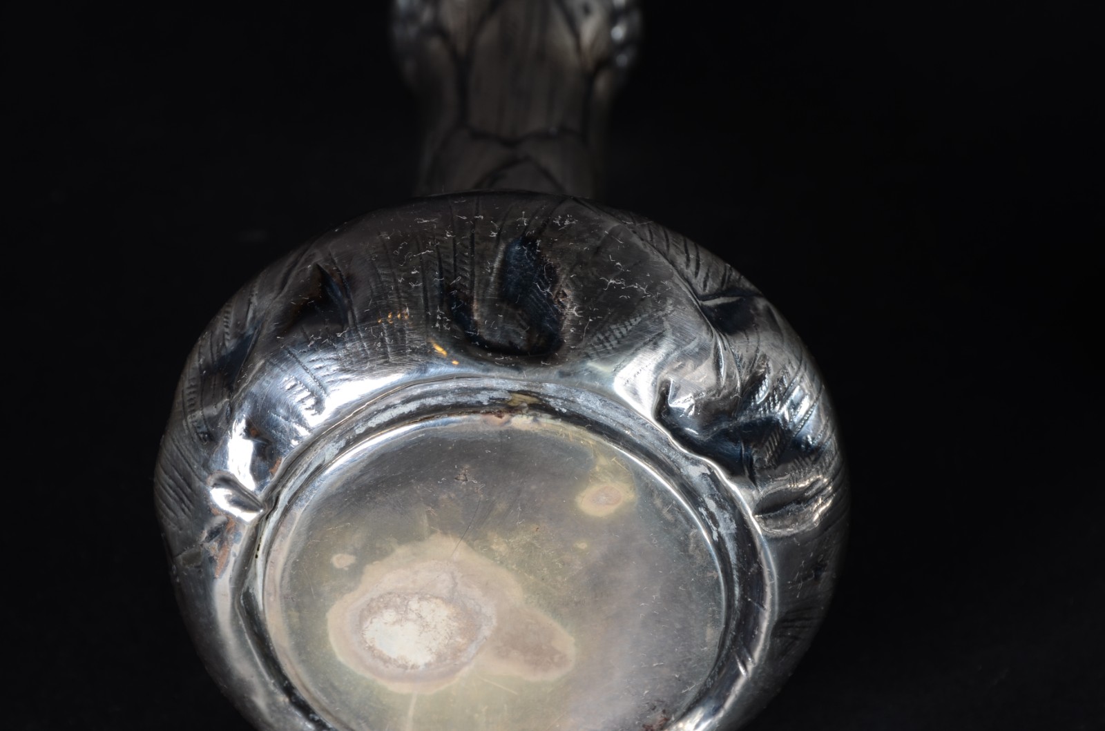 Quatro pequenas peças de prata, sendo: vaso, porta cartões, argola... - foto 6 de 11