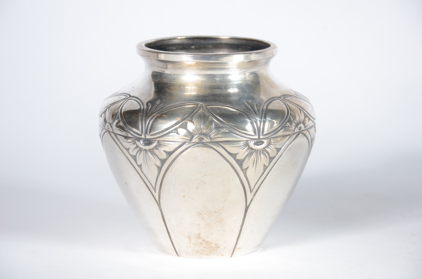 Vaso de prata. Peso da prata: 180 g. (Por motivos de segurança a peça... - foto 1 de 4