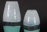 Dois vasos de vidro decorativo na cor verde e b... - Dois vasos de vidro decorativo na cor verde e branca.