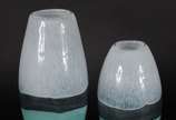 Dois vasos de vidro decorativo na cor verde e b... - Dois vasos de vidro decorativo na cor verde e branca.