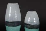 Dois vasos de vidro decorativo na cor verde e b... - Dois vasos de vidro decorativo na cor verde e branca.
