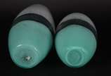 Dois vasos de vidro decorativo na cor verde e b... - Dois vasos de vidro decorativo na cor verde e branca.