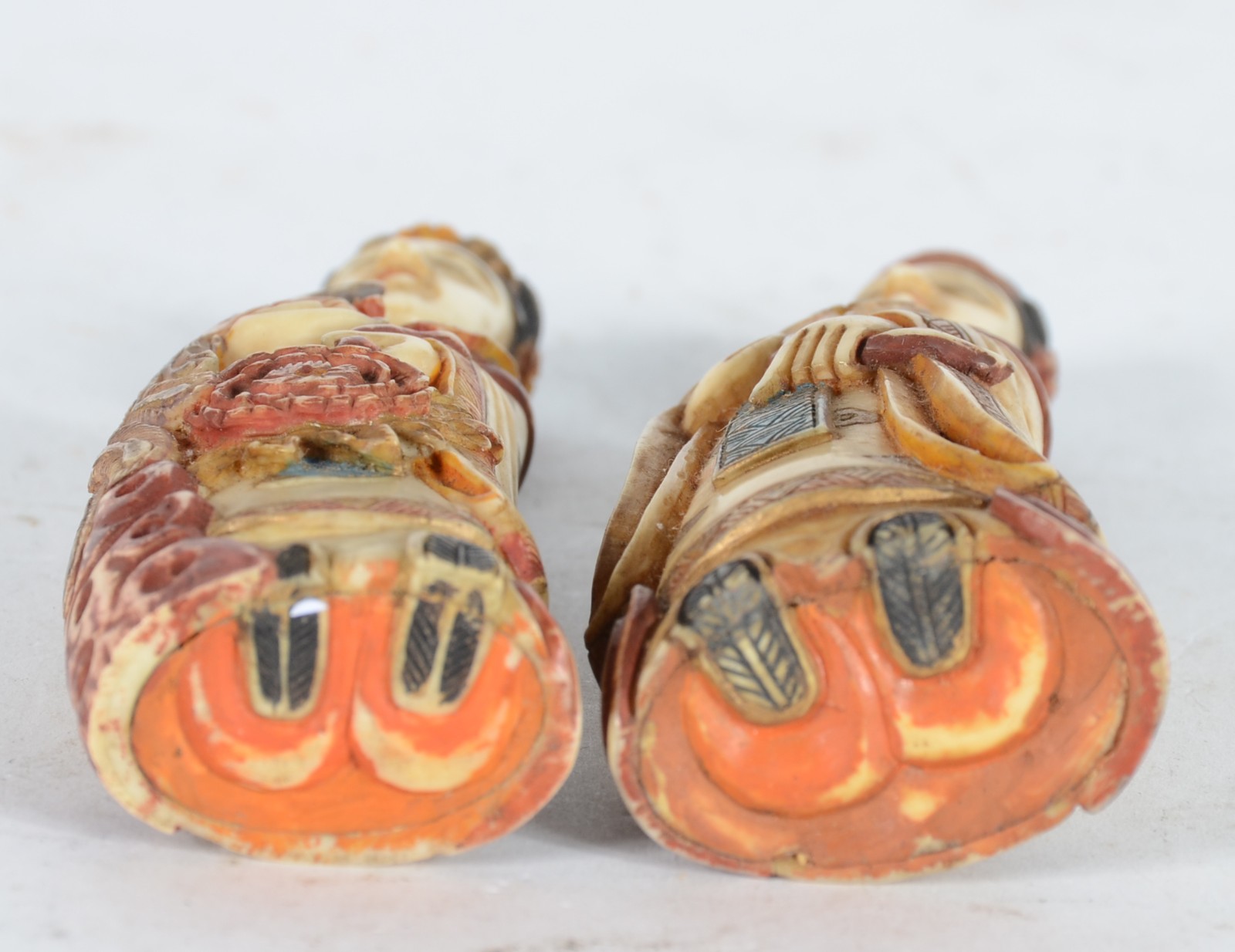 Par de antigos "Snuff Bottles" (perfumeiros) de marfim policromado... - foto 4 de 6