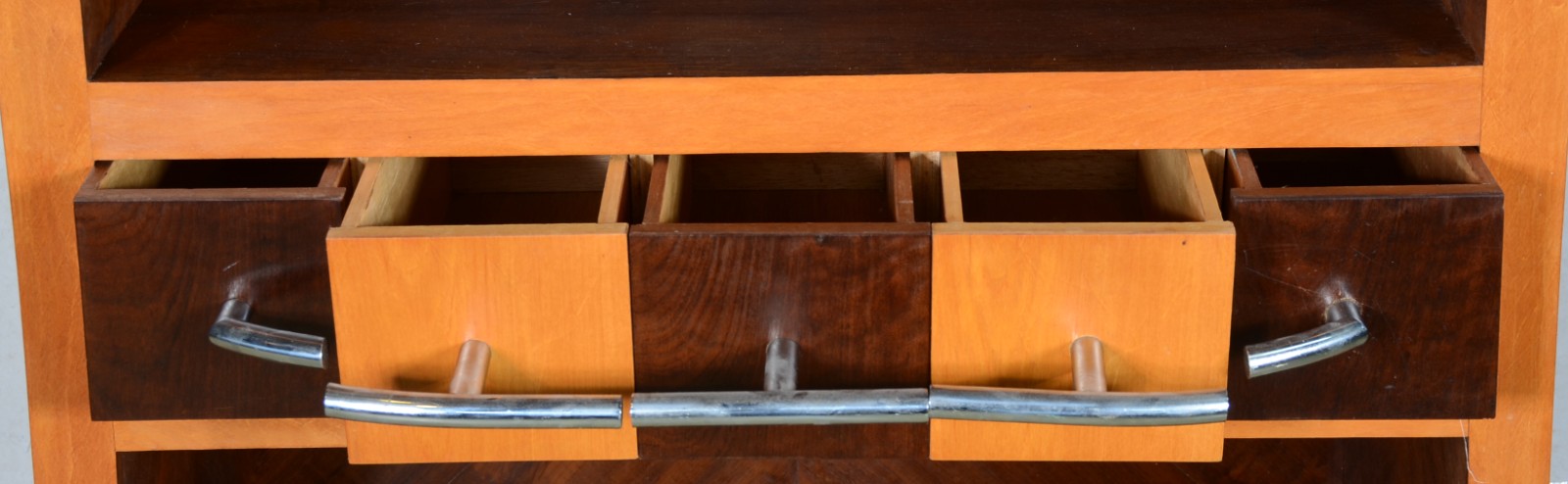 Estante de madeira nobre, design moderno, parte central com 5 gavetas... - foto 3 de 5