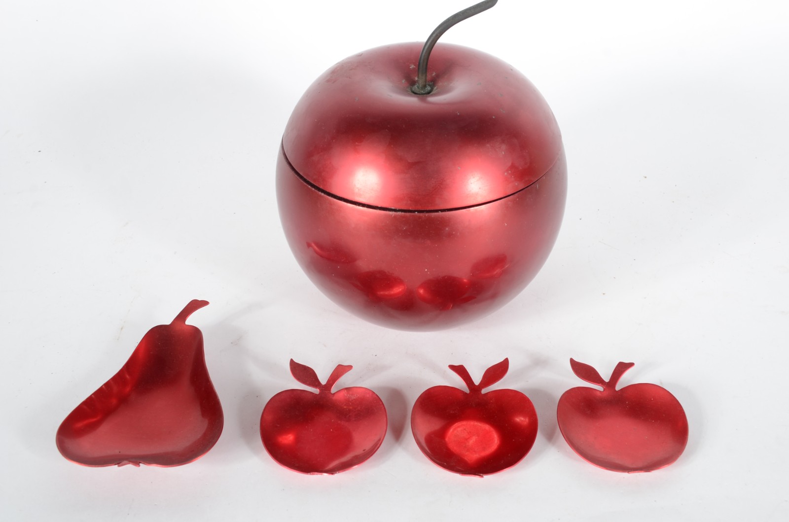 Balde para gelo feitio "maçã" metal vermelho, interior espelhado... - foto 1 de 5