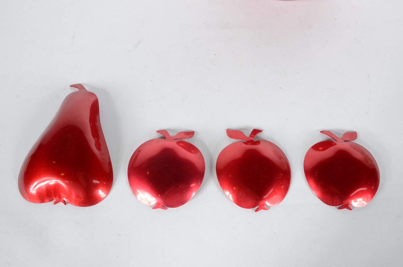 Balde para gelo feitio "maçã" metal vermelho, interior espelhado... - foto 4 de 5