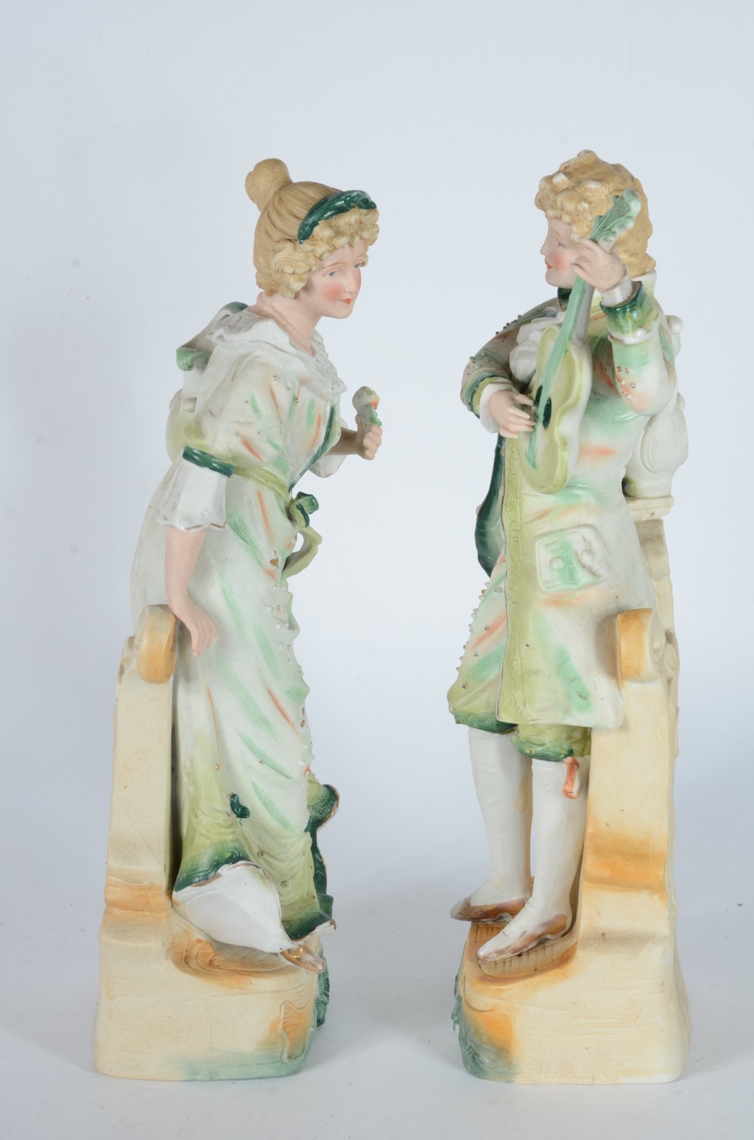 Par de estatuetas biscuit policromado representando casal de fidalgos. - foto 4 de 7