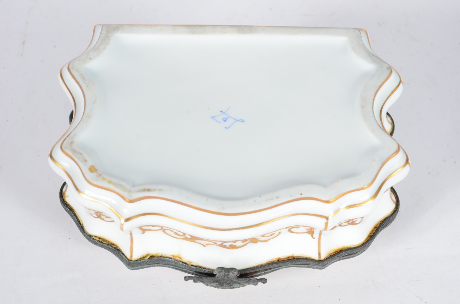 Caixa de porcelana francesa com cena romântica em policromia. - foto 5 de 5