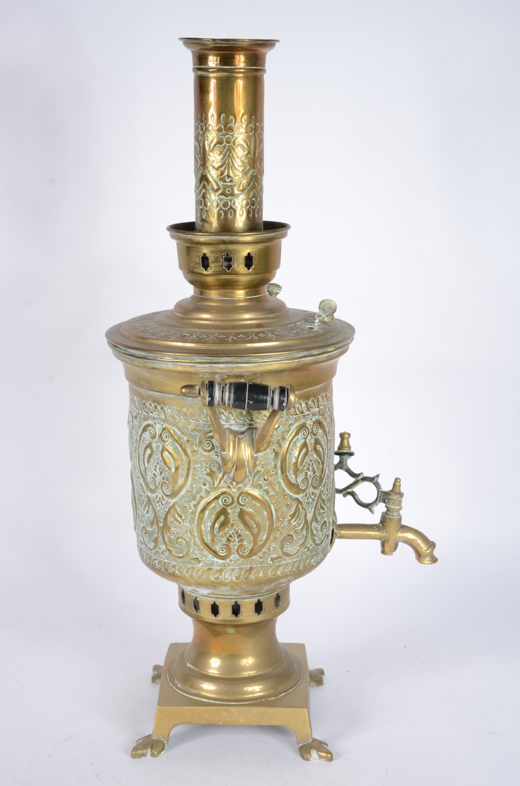 Grande samovar de metal dourado com trabalhos cinzelados. Pequenos... - foto 2 de 7