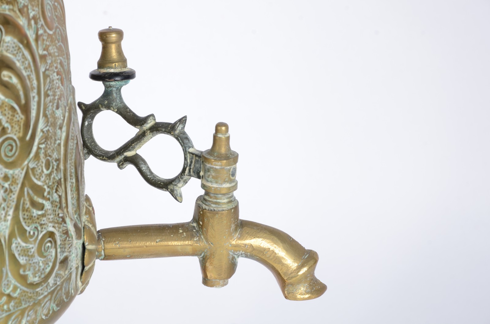 Grande samovar de metal dourado com trabalhos cinzelados. Pequenos... - foto 3 de 7
