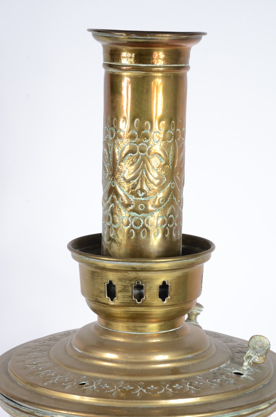Grande samovar de metal dourado com trabalhos cinzelados. Pequenos... - foto 4 de 7