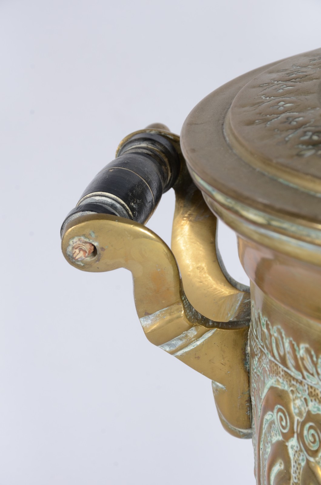 Grande samovar de metal dourado com trabalhos cinzelados. Pequenos... - foto 5 de 7
