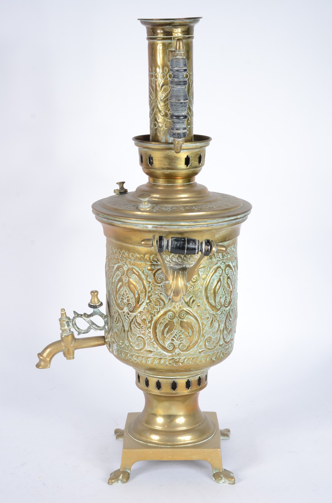Grande samovar de metal dourado com trabalhos cinzelados. Pequenos... - foto 6 de 7