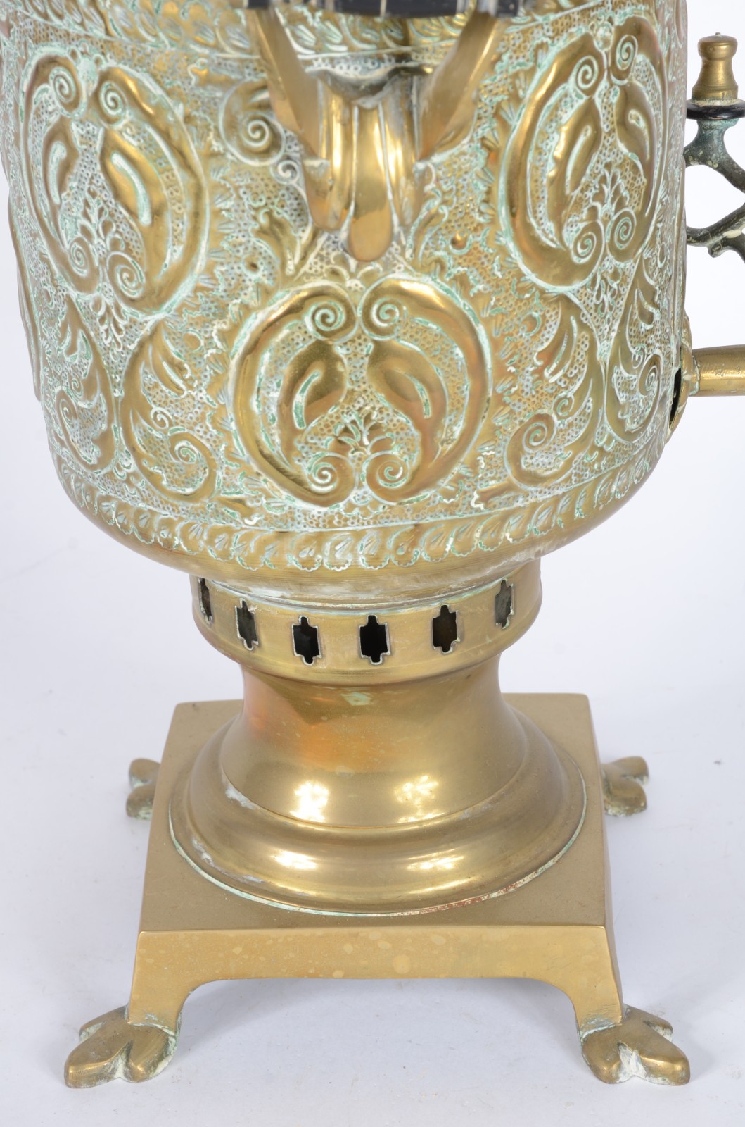 Grande samovar de metal dourado com trabalhos cinzelados. Pequenos... - foto 7 de 7