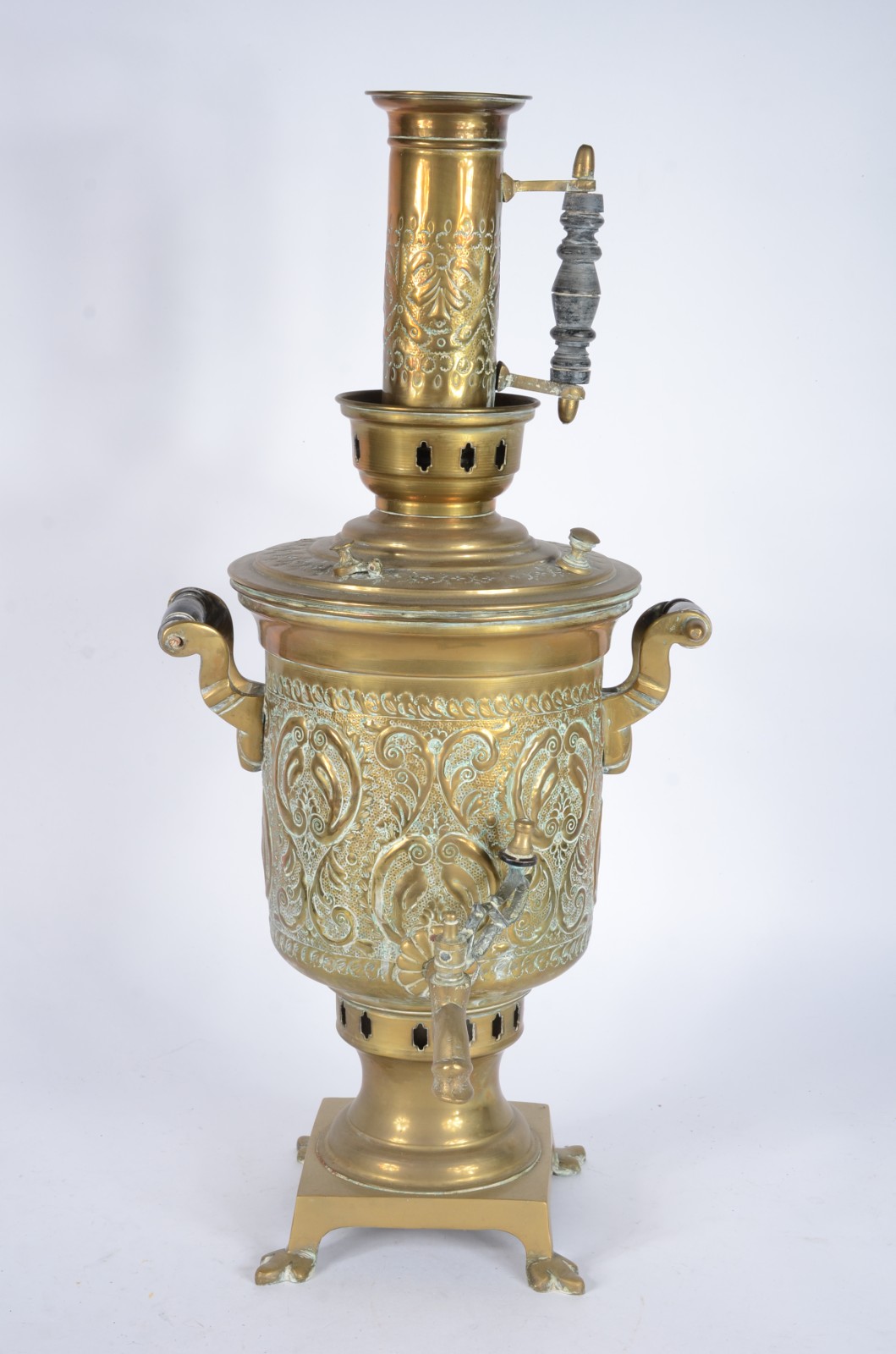 Grande samovar de metal dourado com trabalhos cinzelados. Pequenos... - foto 1 de 7