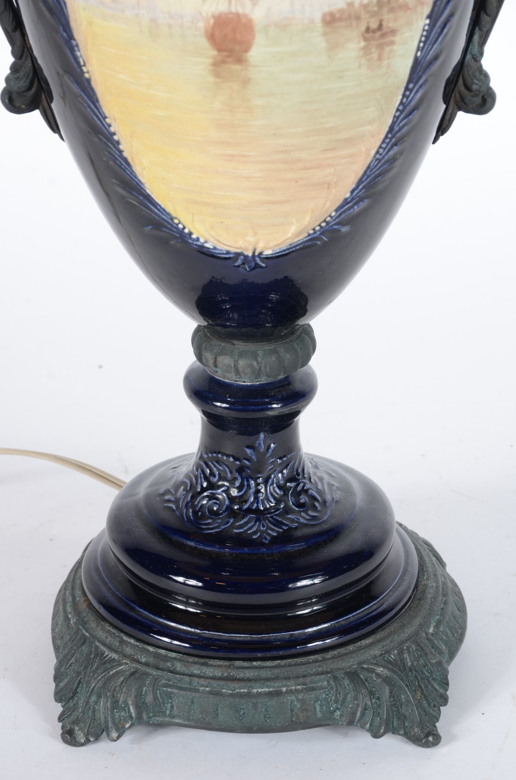 Abatjour de porcelana azul cobalto com figuras femininas em... - foto 4 de 7