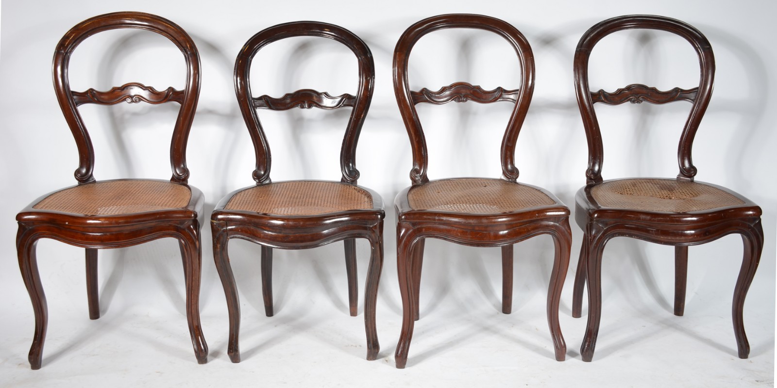 Conjunto com 4 cadeiras de madeira nobre com assentos de palhinha... - foto 1 de 6