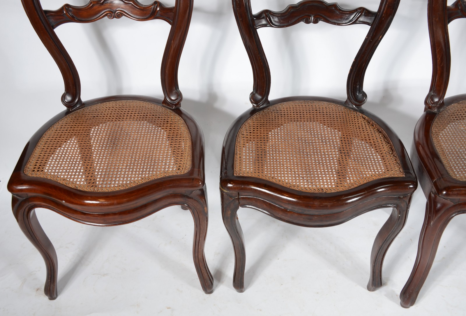 Conjunto com 4 cadeiras de madeira nobre com assentos de palhinha... - foto 2 de 6