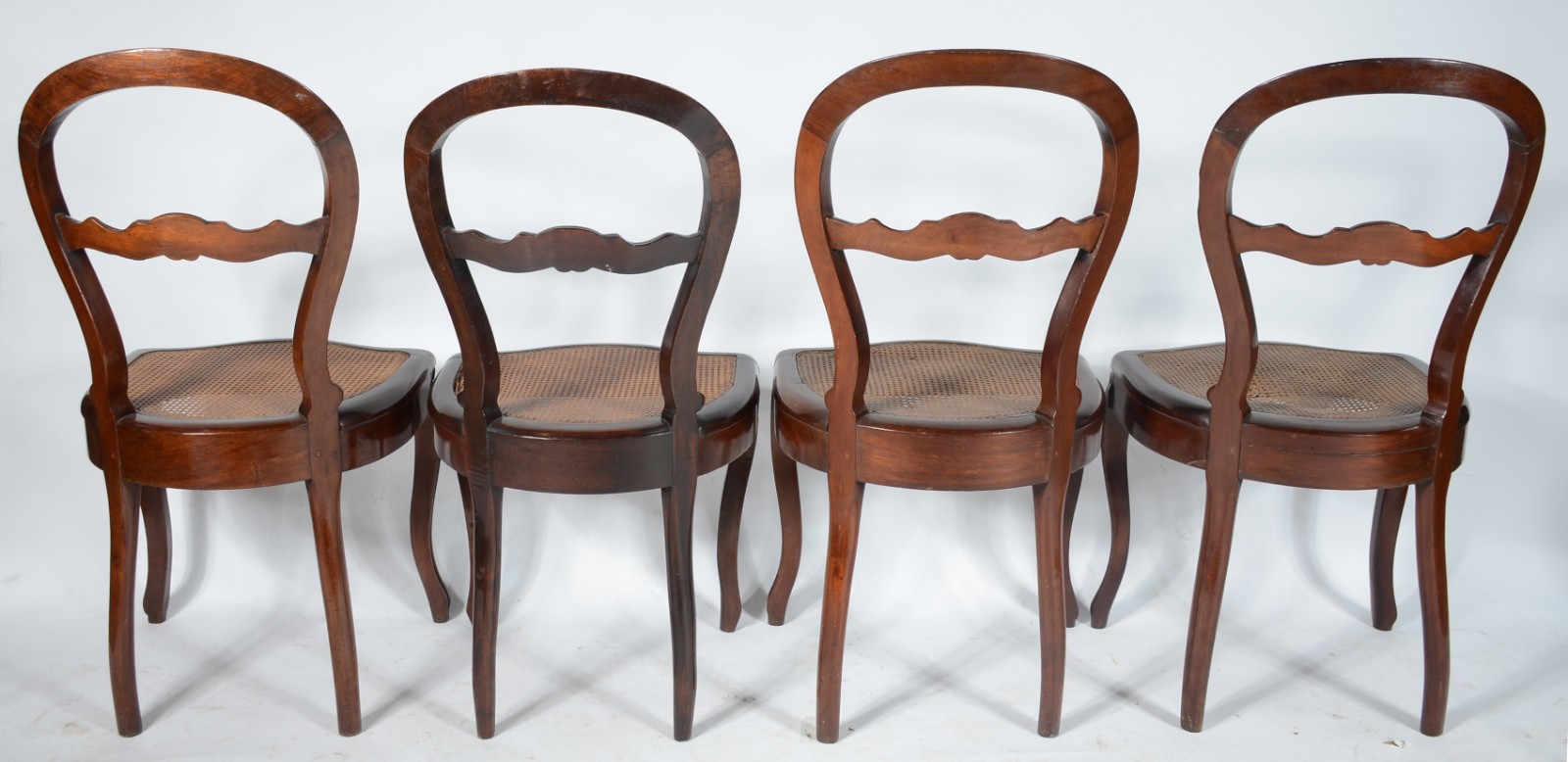 Conjunto com 4 cadeiras de madeira nobre com assentos de palhinha... - foto 5 de 6