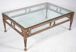 Mesa de centro feitio retangular de metal doura... - Mesa de centro feitio retangular de metal dourado com tampo de vidro bisotado.