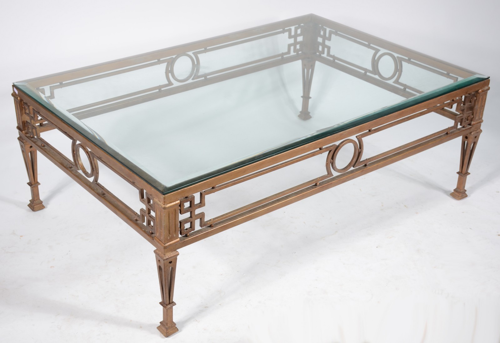 Mesa de centro feitio retangular de metal dourado com tampo de vidro... - foto 1 de 4