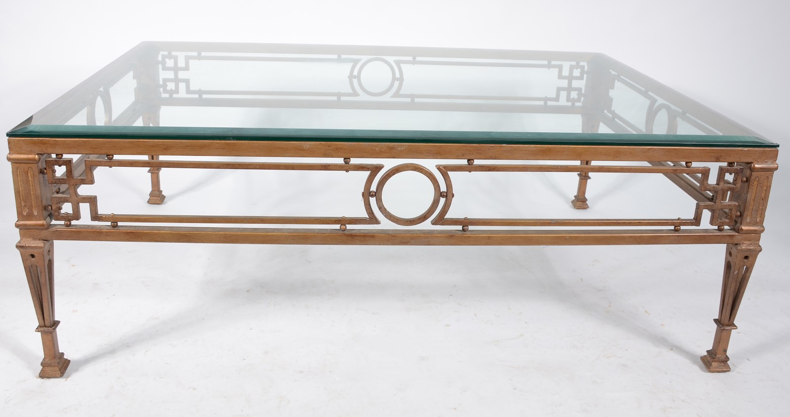 Mesa de centro feitio retangular de metal dourado com tampo de vidro... - foto 2 de 4