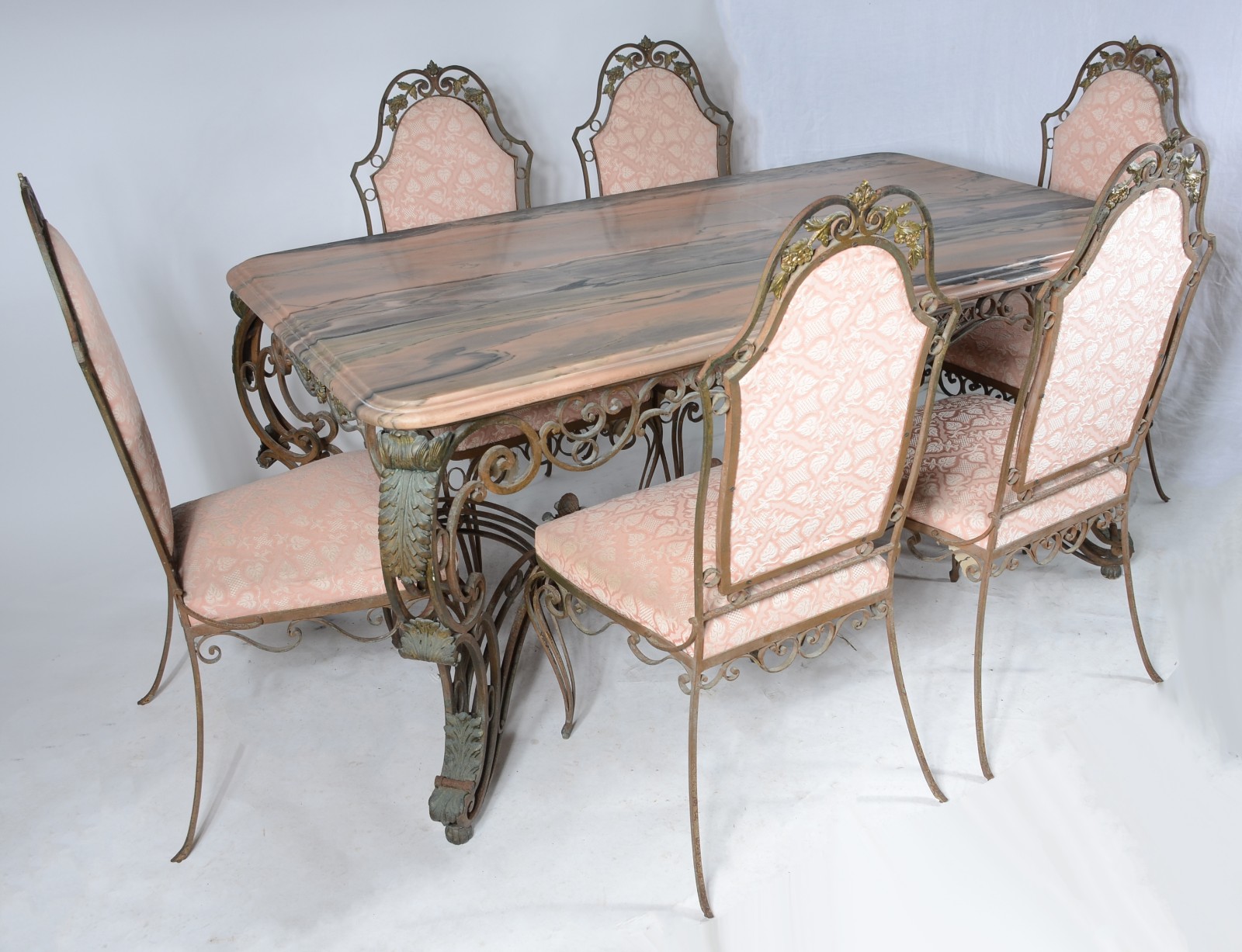 Mesa de jantar de metal dourado ricamente trabalhada, saia recortada... - foto 1 de 7