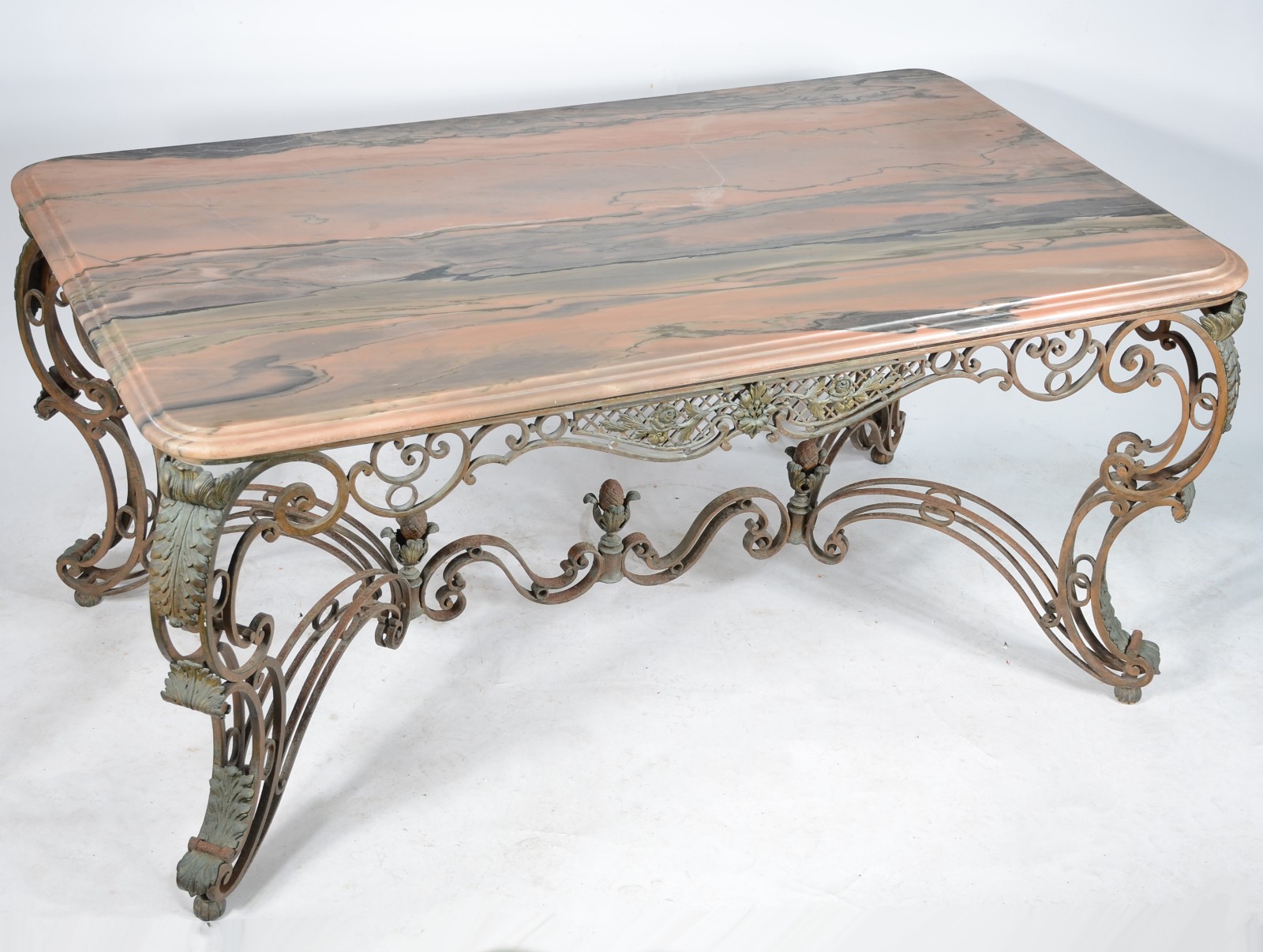 Mesa de jantar de metal dourado ricamente trabalhada, saia recortada... - foto 2 de 7