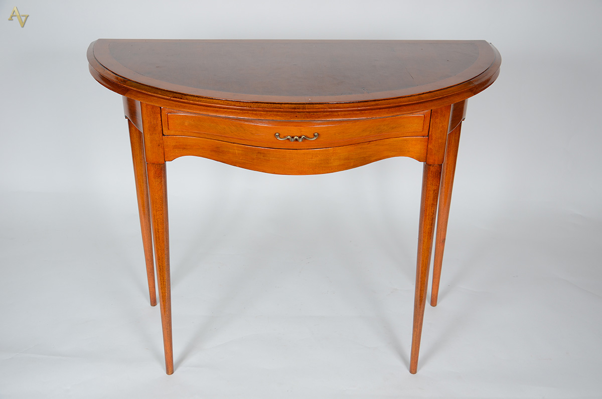 Mesa de encostar anos 60, com uma gaveta e pés palito. Tampo... - foto 1 de 2