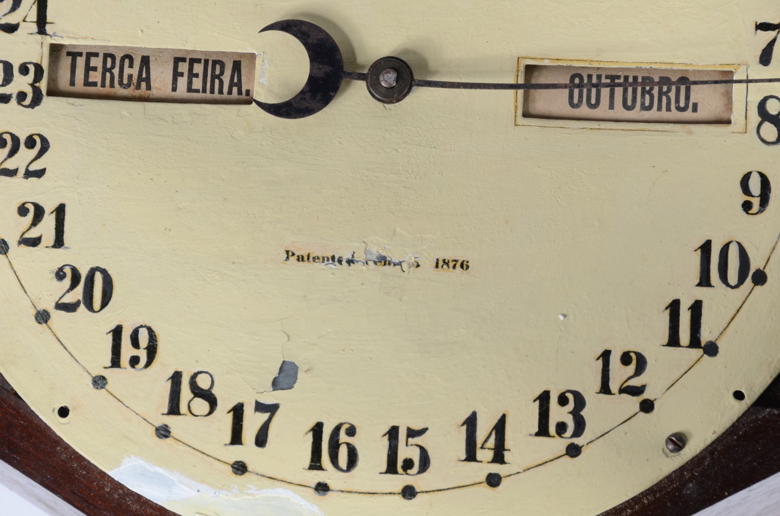 Relógio de parede com dois mostradores, um para as horas e outro para... - foto 3 de 11