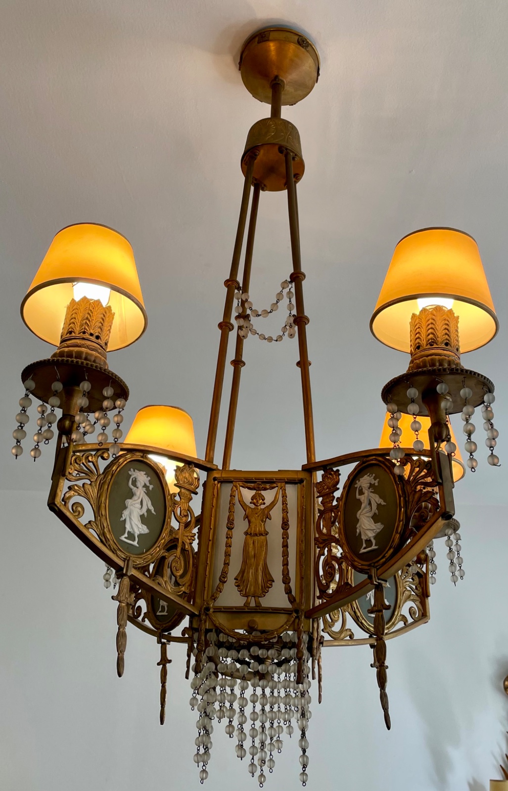 Lustre de bronze para 4 luzes com placas de biscuit Wedgwood verde e... - foto 1 de 10