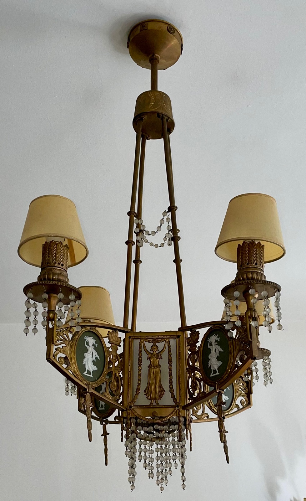 Lustre de bronze para 4 luzes com placas de biscuit Wedgwood verde e... - foto 2 de 10