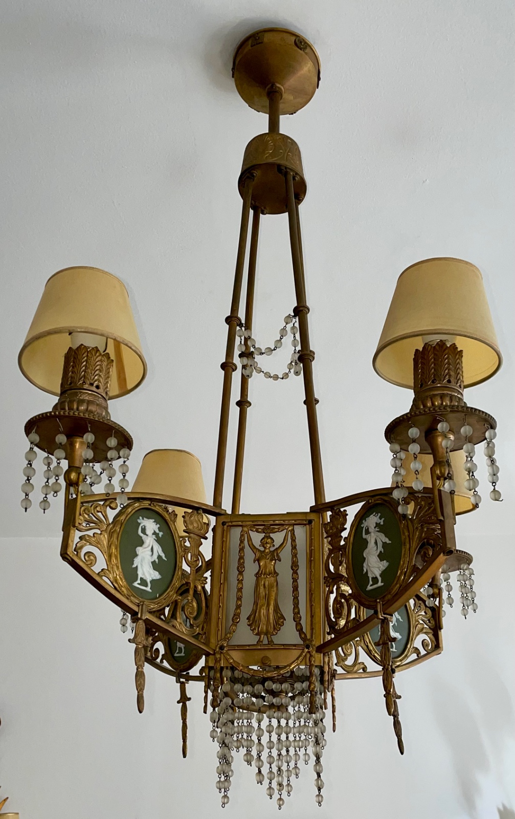 Lustre de bronze para 4 luzes com placas de biscuit Wedgwood verde e... - foto 3 de 10