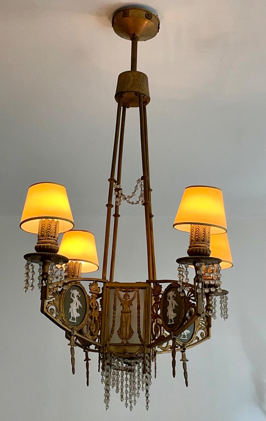 Lustre de bronze para 4 luzes com placas de biscuit Wedgwood verde e... - foto 4 de 10