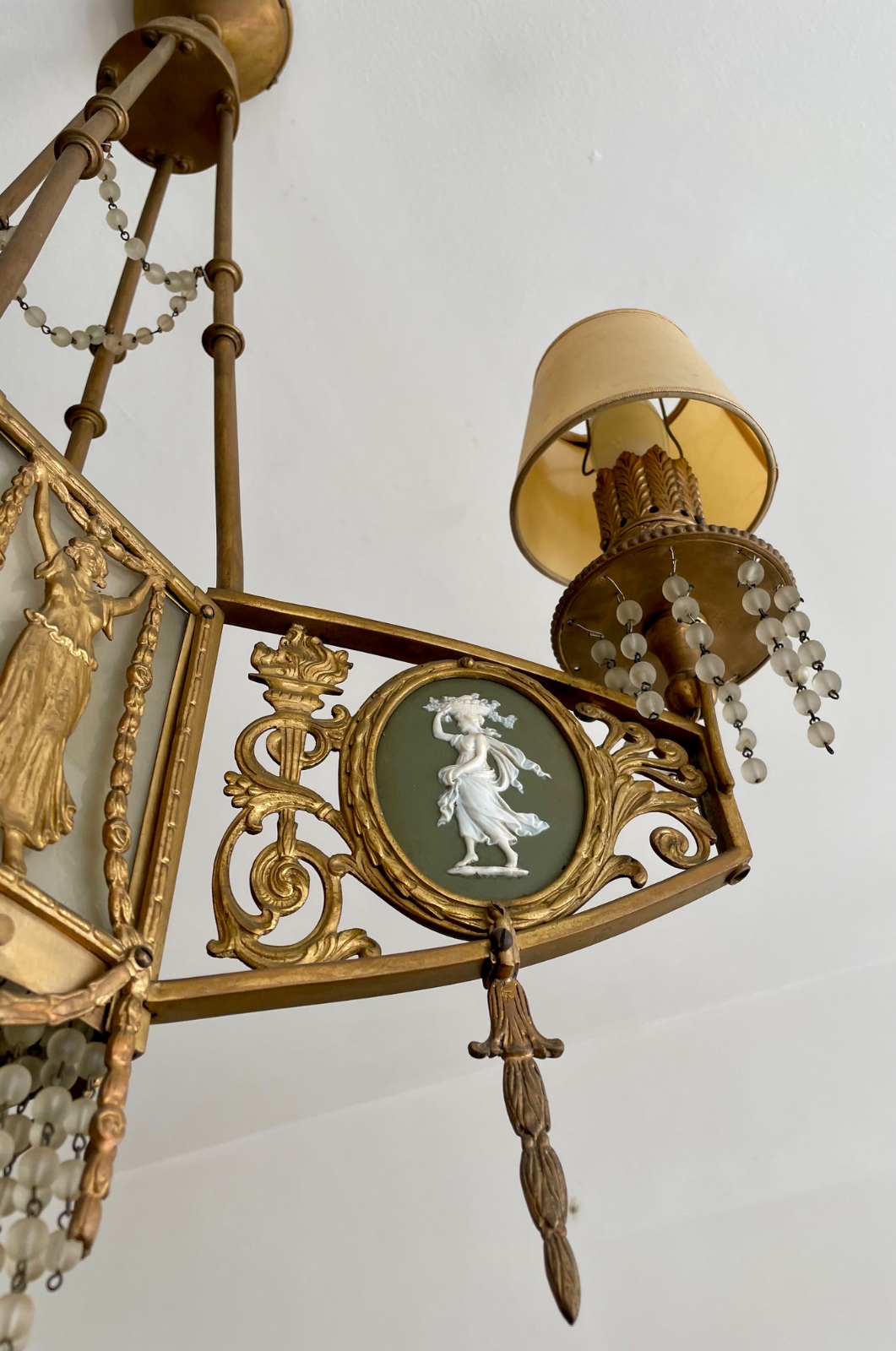 Lustre de bronze para 4 luzes com placas de biscuit Wedgwood verde e... - foto 7 de 10