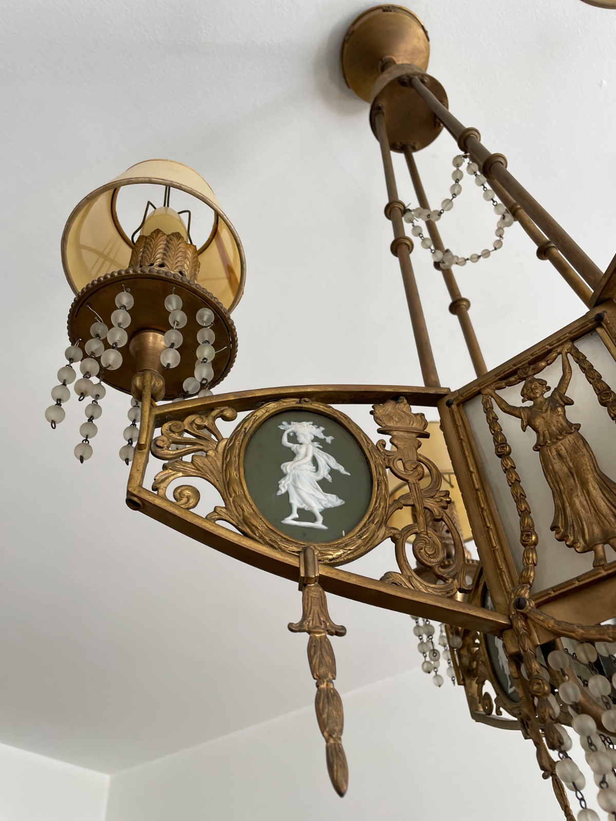 Lustre de bronze para 4 luzes com placas de biscuit Wedgwood verde e... - foto 8 de 10