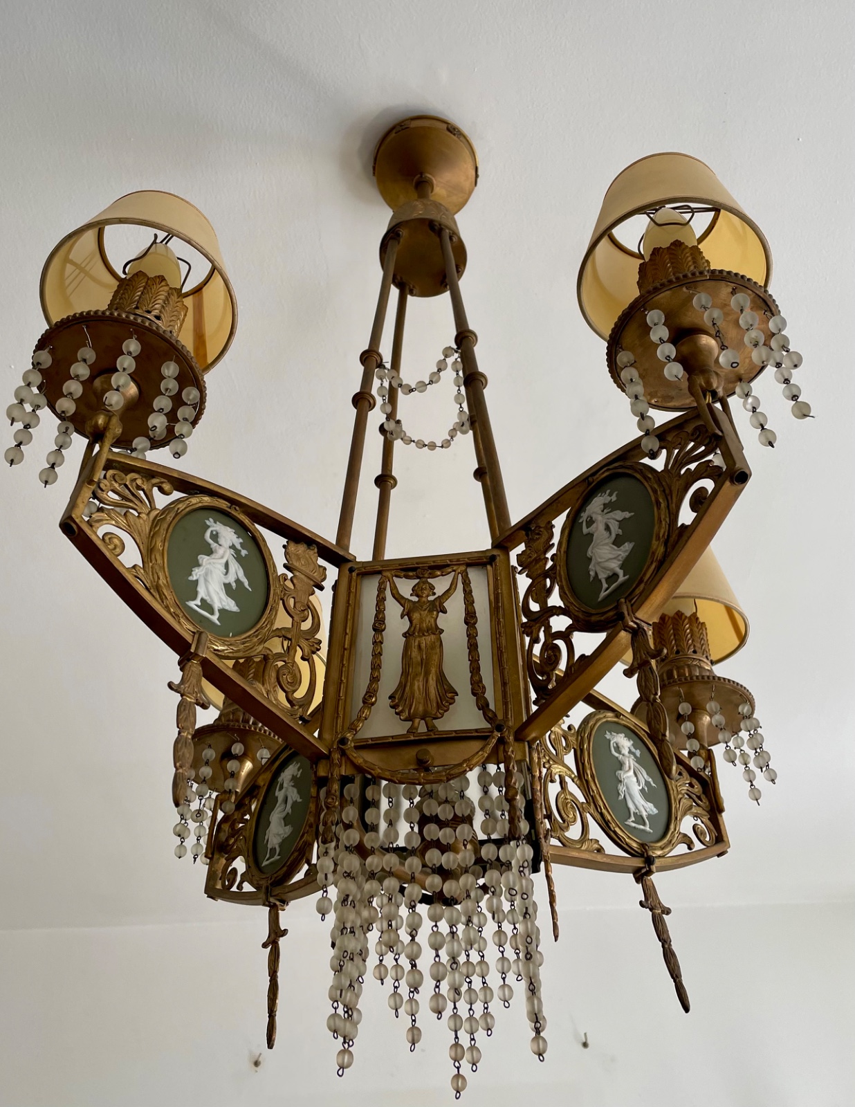 Lustre de bronze para 4 luzes com placas de biscuit Wedgwood verde e... - foto 9 de 10