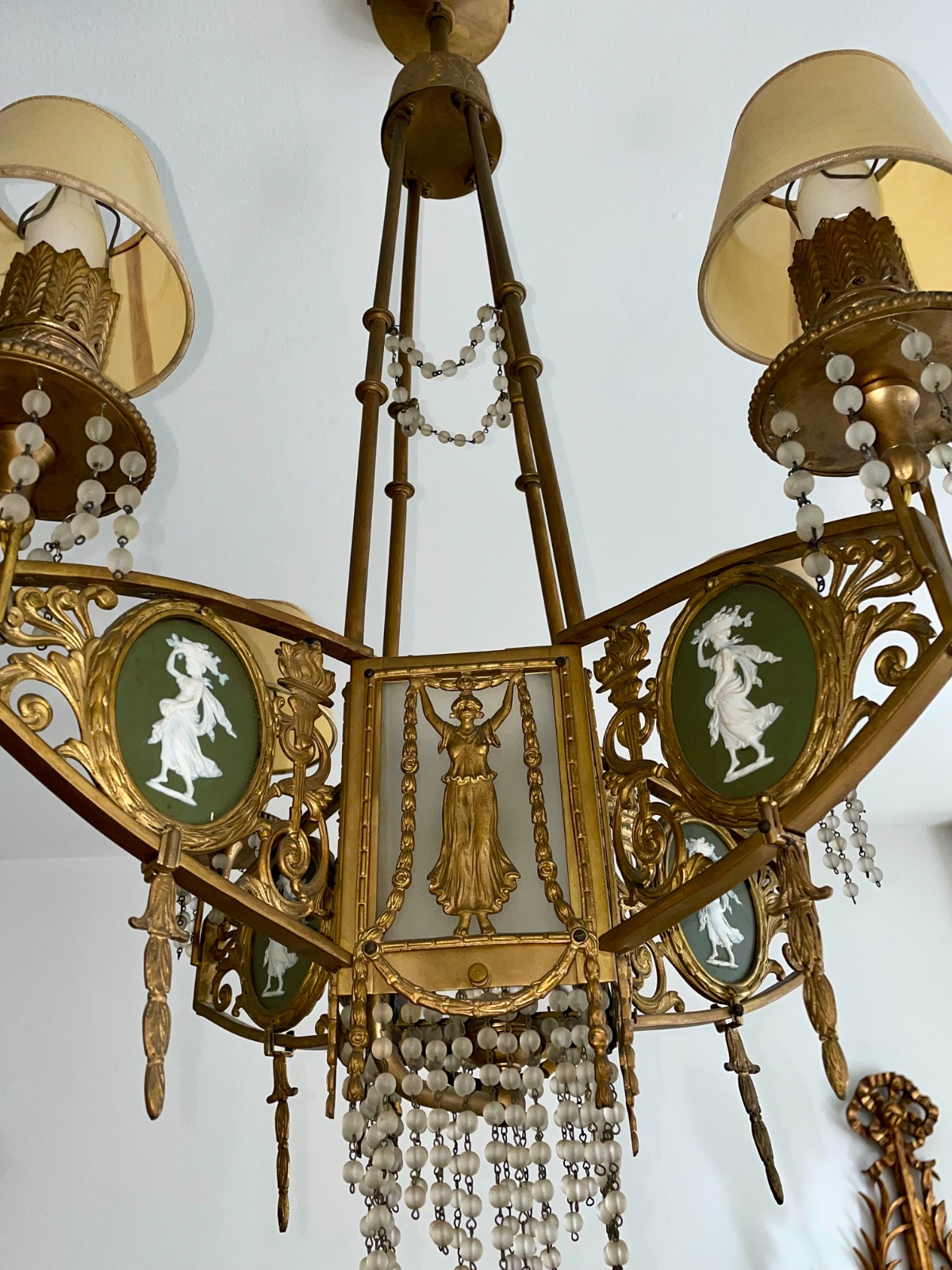 Lustre de bronze para 4 luzes com placas de biscuit Wedgwood verde e... - foto 10 de 10