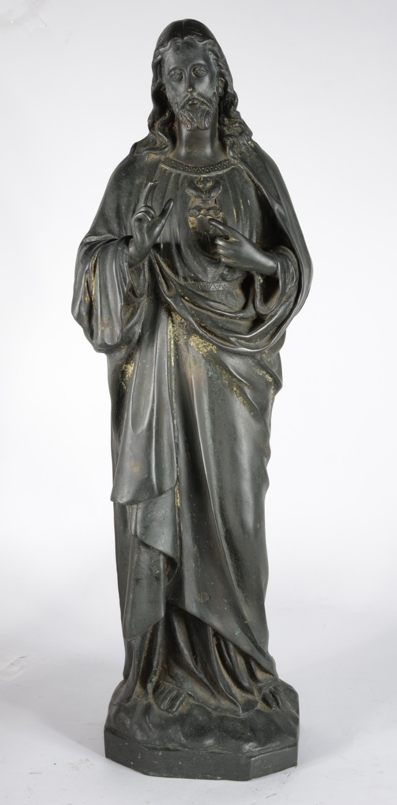 Escultura de bronze representando Sagrado Coração de Jesus. - foto 1 de 5