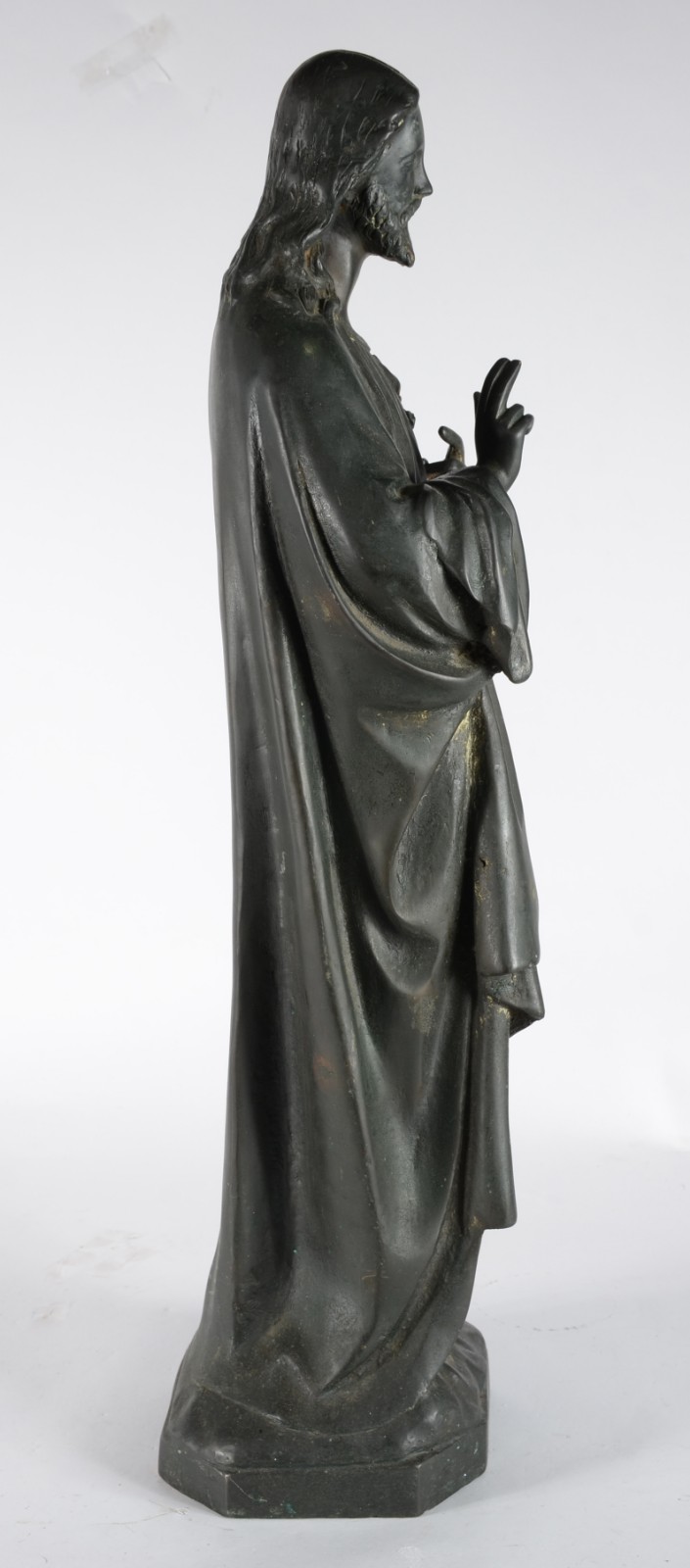 Escultura de bronze representando Sagrado Coração de Jesus. - foto 3 de 5