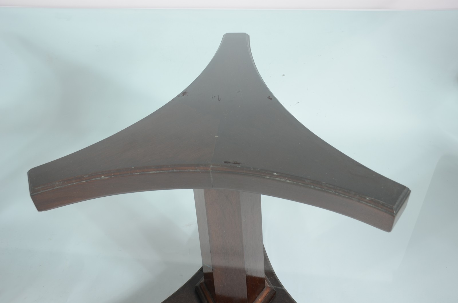 Mesa de jantar com base dupla de madeira e tampo de vidro bisotado... - foto 7 de 10