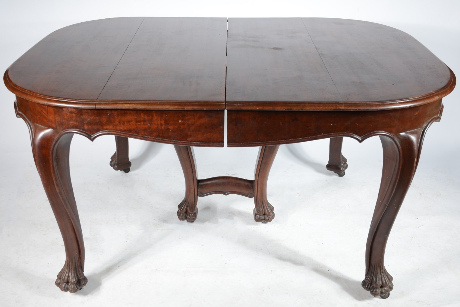 Belíssima mesa de jantar de madeira nobre, tampo oval com quatro... - foto 5 de 8